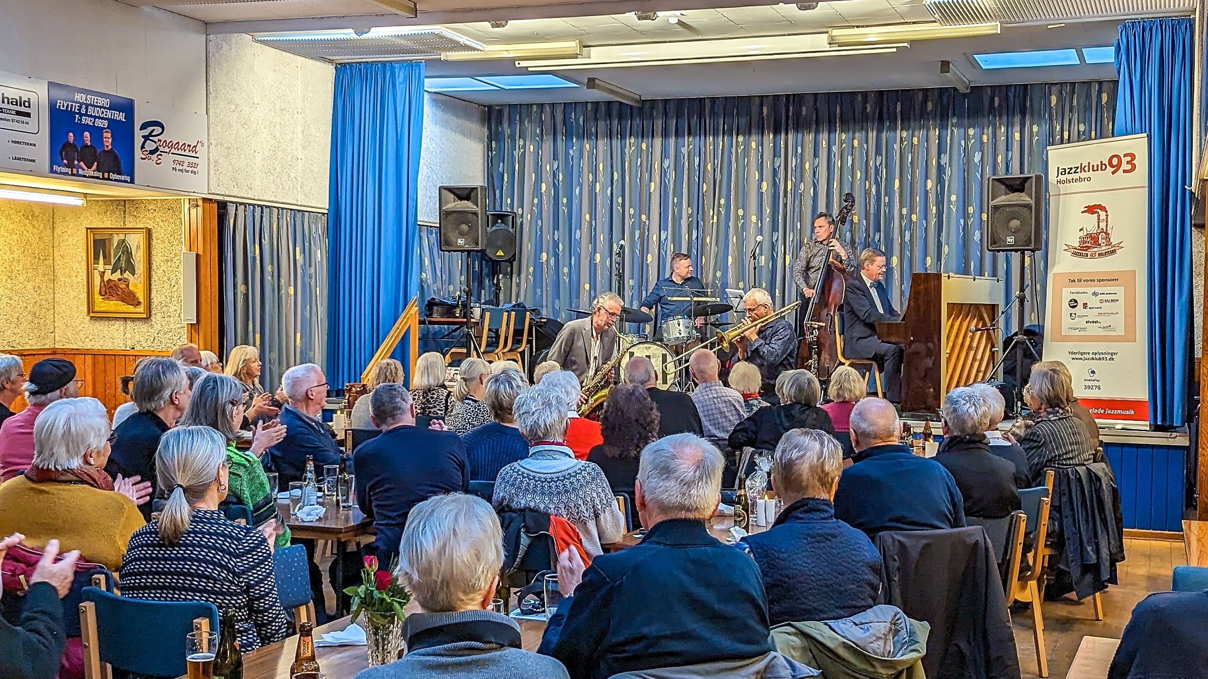 Finn Burich på trombone og vokal, Thomas l´Etienne på klarinet og saxofon, Hans Esbjerg på piano, Torben Bøtker Bjørnskov på bas og Esben Laub von Lillienskjold på trommer