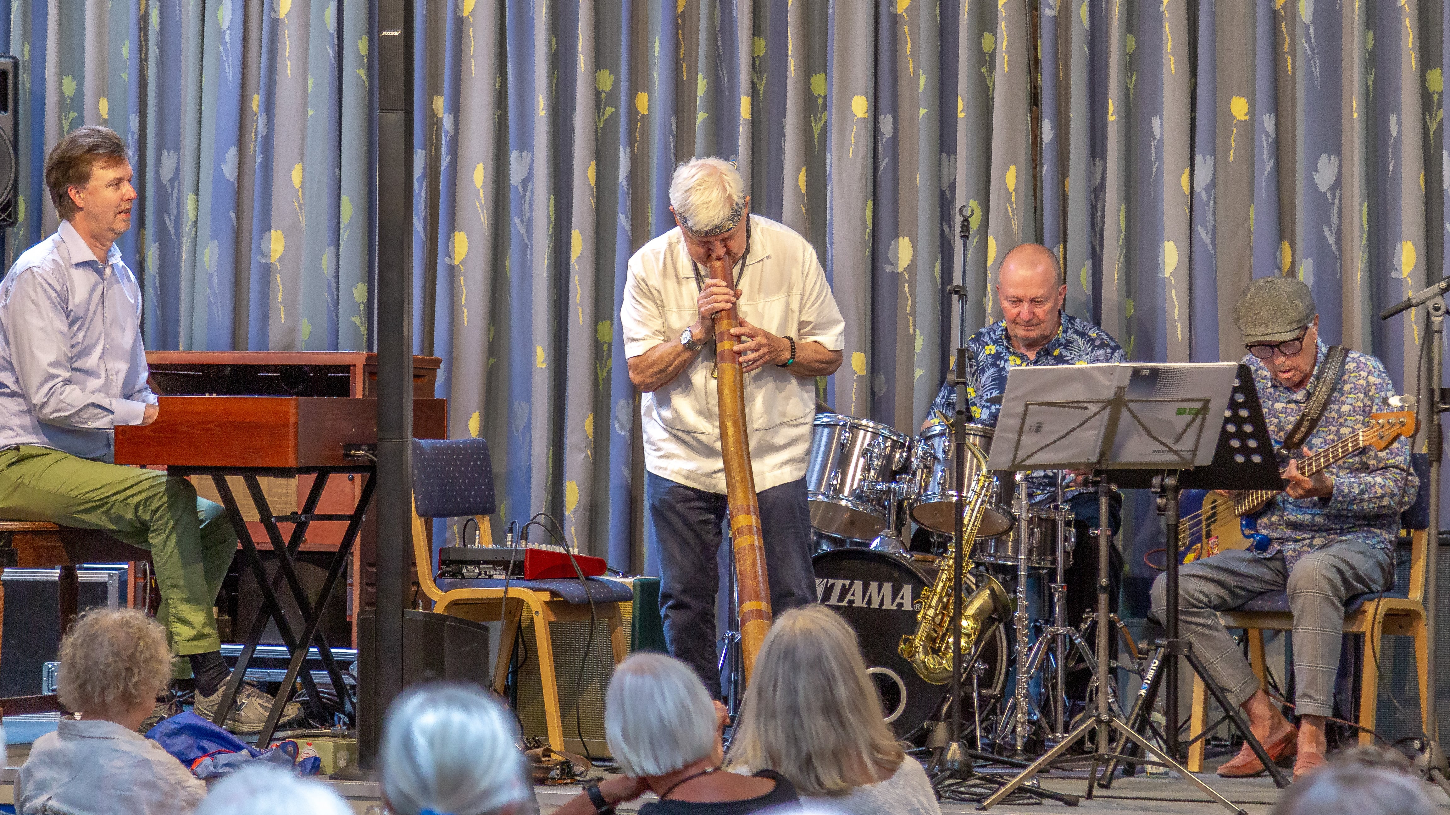 Rasmus Stenholm på orgel, Erling Stryhn på trommer, Wili Jønsson på bas og Kim Menzer her med en didgeridoo