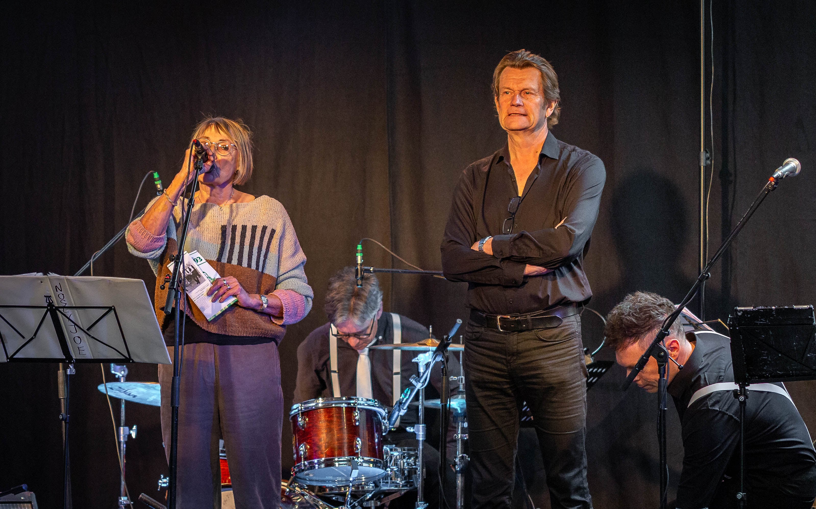 Jazzklubbens formand Alice Gjellerod byder velkommen til både gæster og orkester