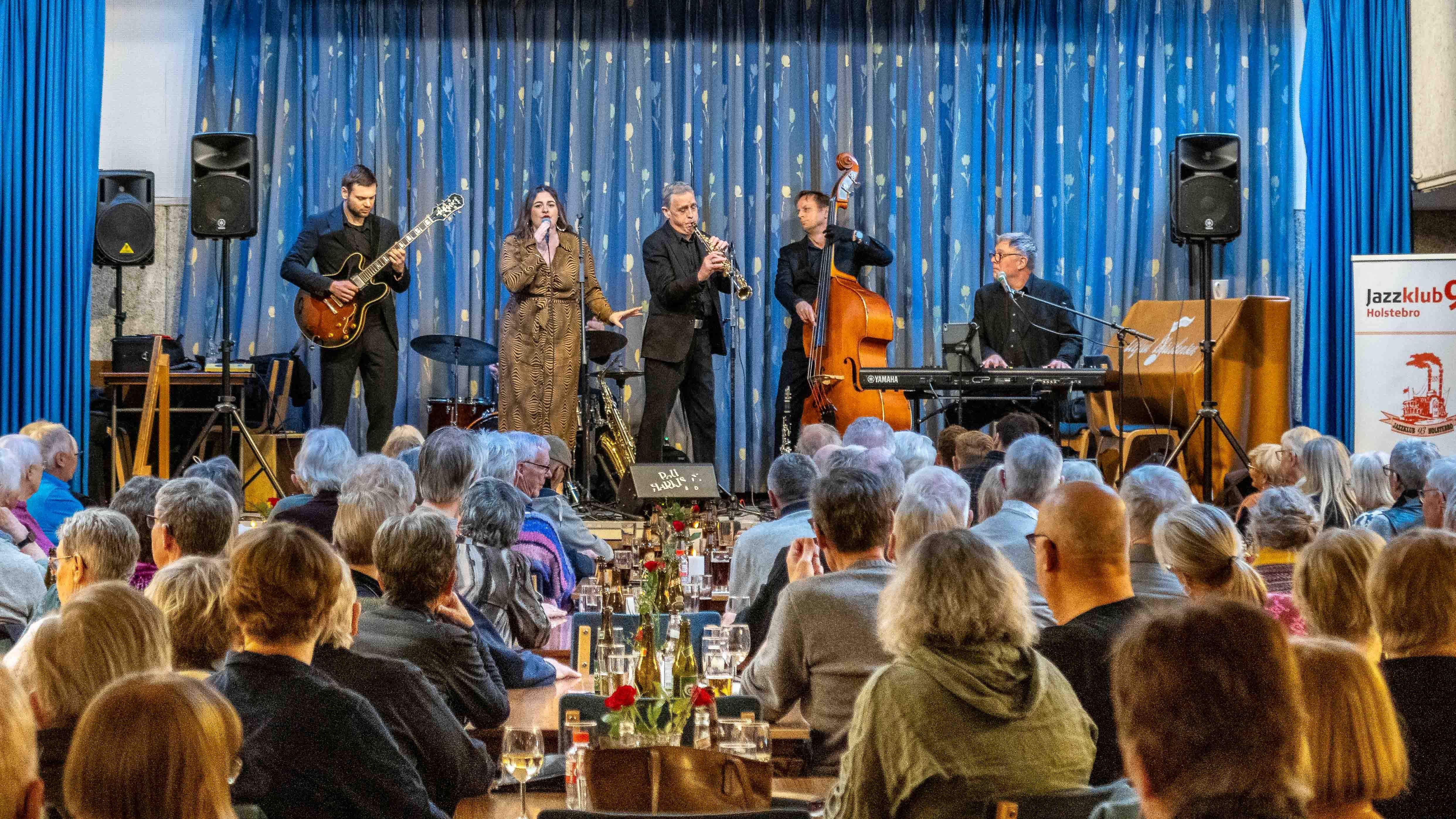 Poul Harrison på klarinet og saxofon, Marc Chain på guitar, Søren Stausbøl på piano og vokal, Peter Williams på bas, Mikkel Find på trommer