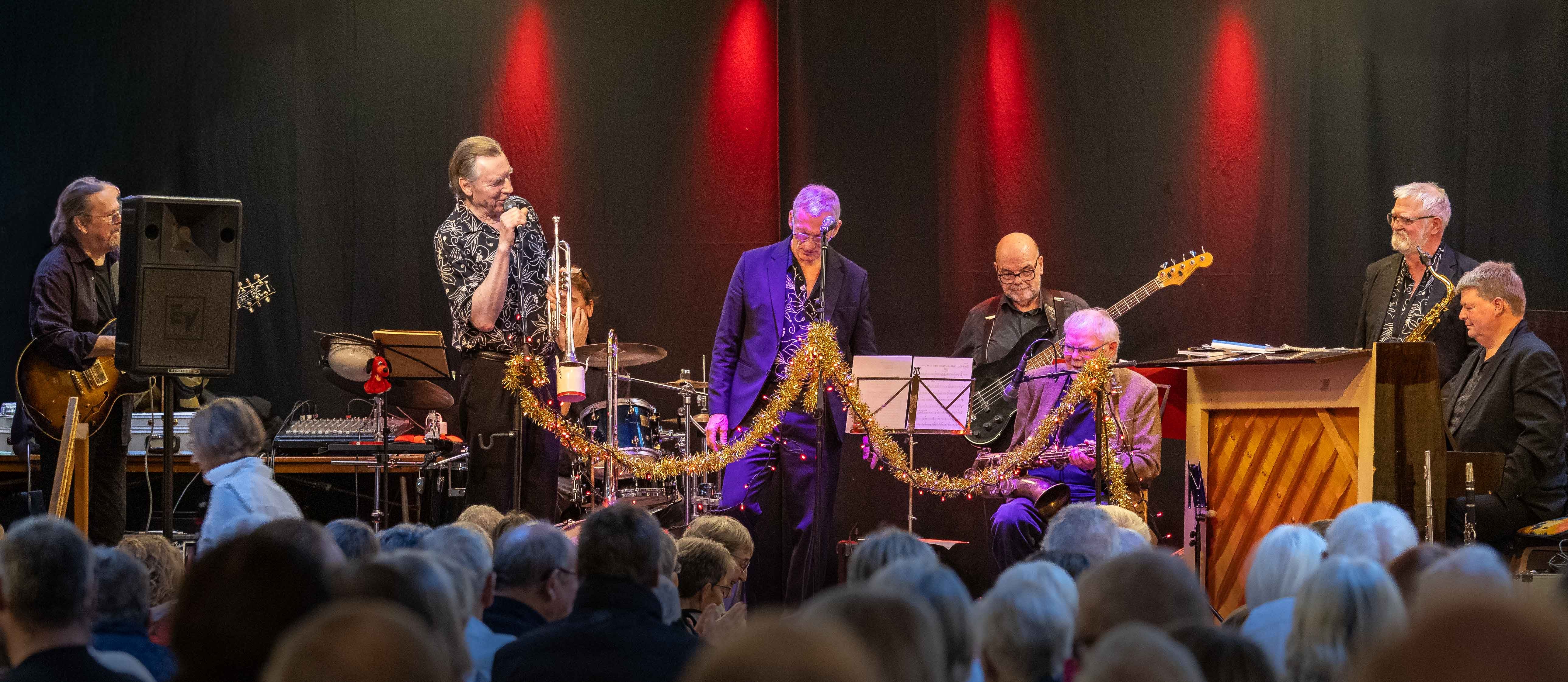 Freddy Rasmussen spiller med på: Glade Jul..
Freddy spillede fast i orkesteret i 22 år