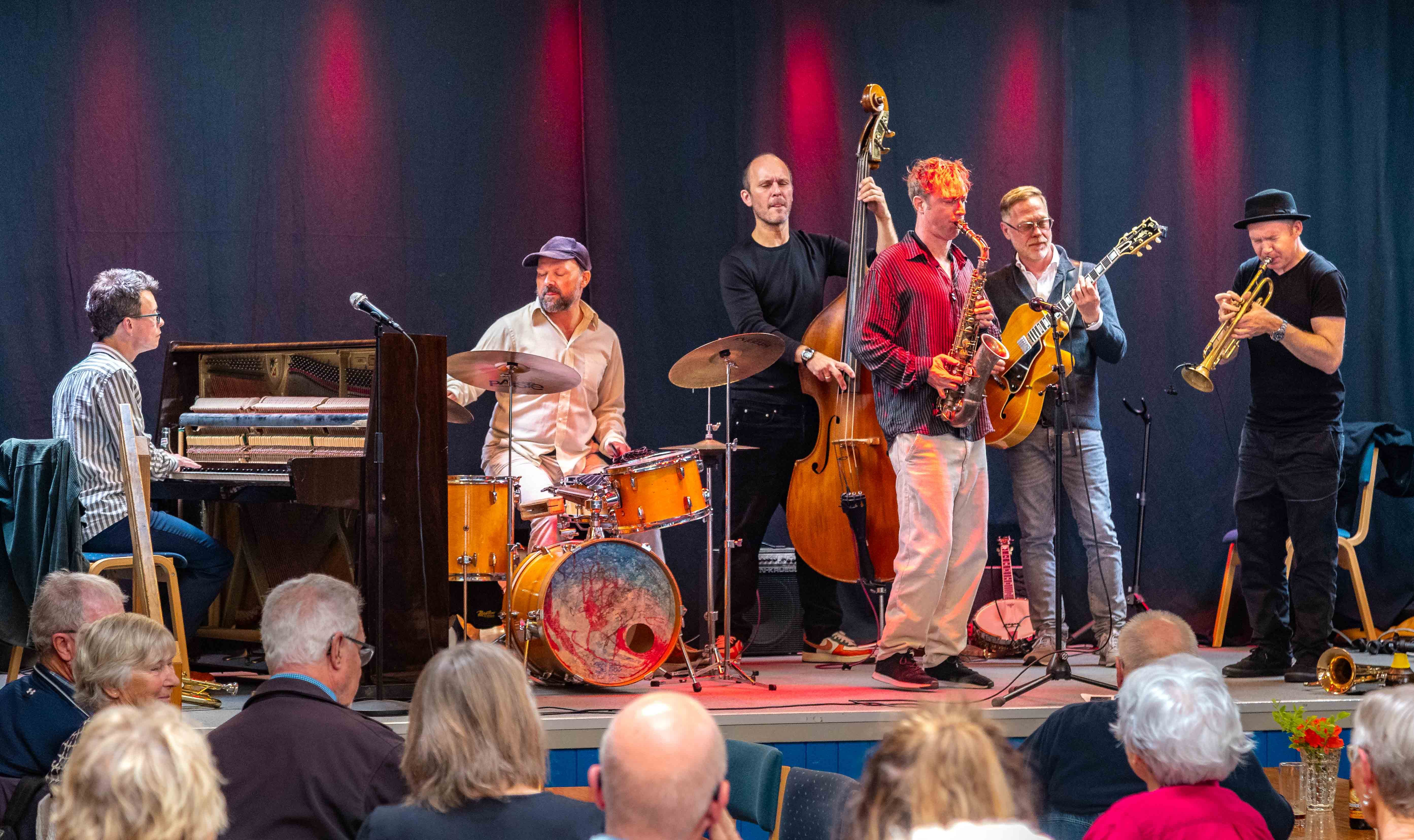 Peter Rosendal på flugabone og piano, Morten Ærø på trommer, Kasper Tagel på bas, Mads Mathias på sax og vokal, Regin Fuhlendorf på guitar og banjo samt Peter Marott på trumpet