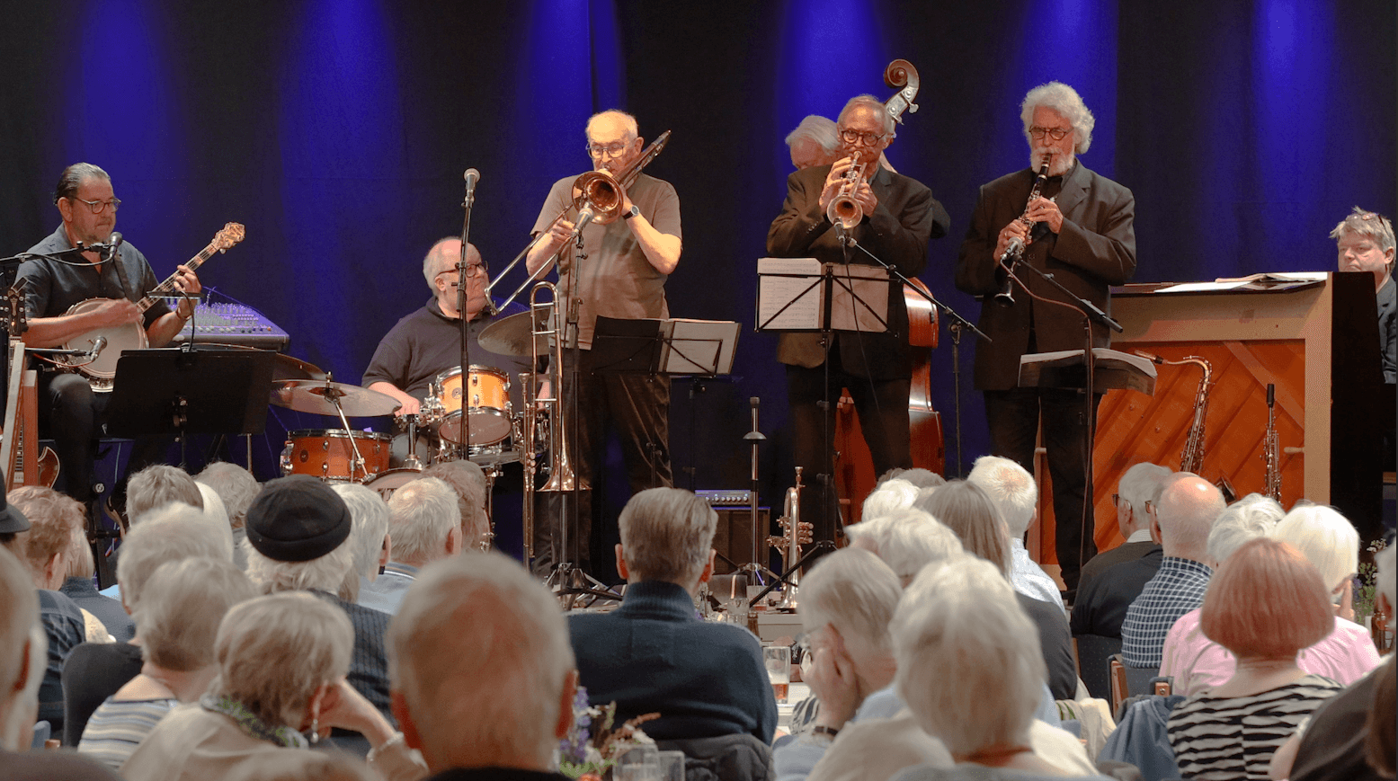 Jesper Bjarnesen på banjo, guitar og vokal, Heine "Hot" Poulsen på trommer, Per Jegbjerg på basun, Jørgen Nielsen på bas, Gunnar Lautrup på trompet, Finn Odderskov på klarinet og saxofon samt Jens Nørholm på piano