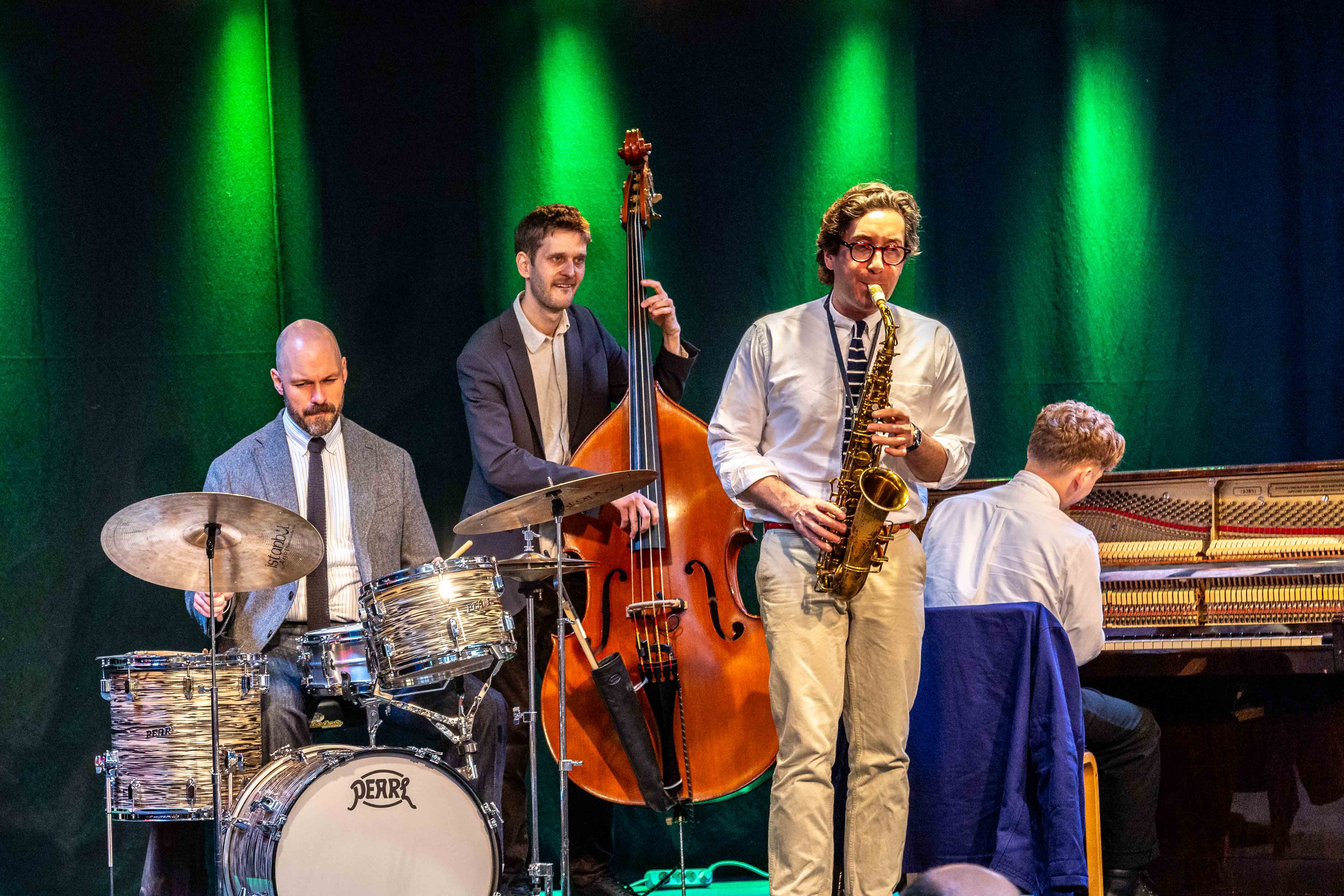 Snorre Kirk European Quartet:
Snorre Kirk på trommer, Andreas Fjeldsted på bas, Giacomo Smith på altsaxofon og Thomas Ward på piano